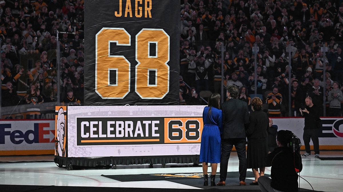 Fotky: Jágr už je oficiálně mezi legendami. Pittsburgh se poklonil číslu 68